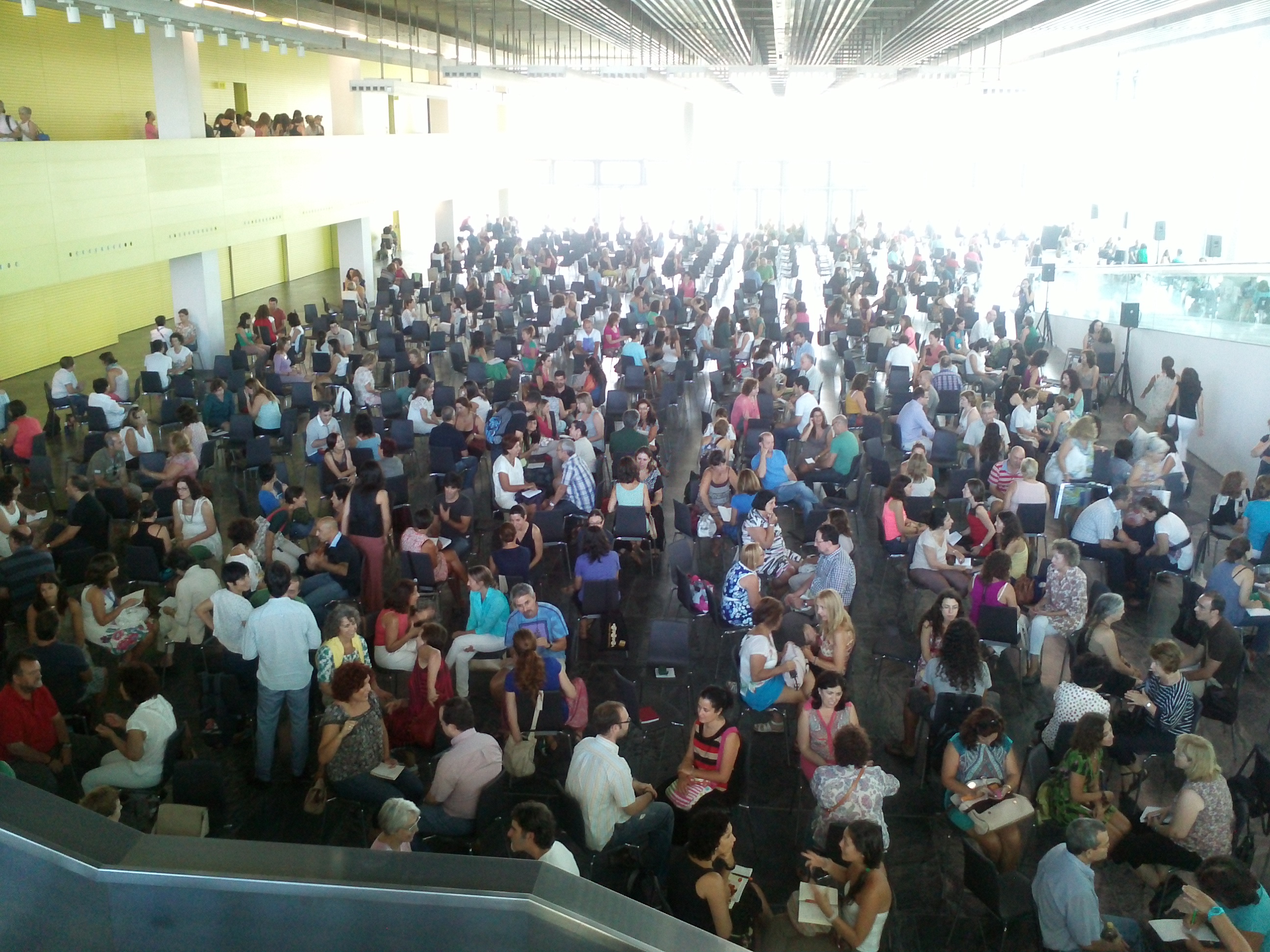 Los más de 2.000 participantes en las jornadas participan en un taller sobre el amor. | L.C. Los más de 2.000 participantes en las jornadas participan en un taller sobre el amor. | L.C.